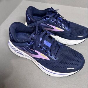 Brooks Adrenaline GTS Shoes. Size 8